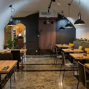 Uroczy Obok Opery I Dworca Głównego Kraków
